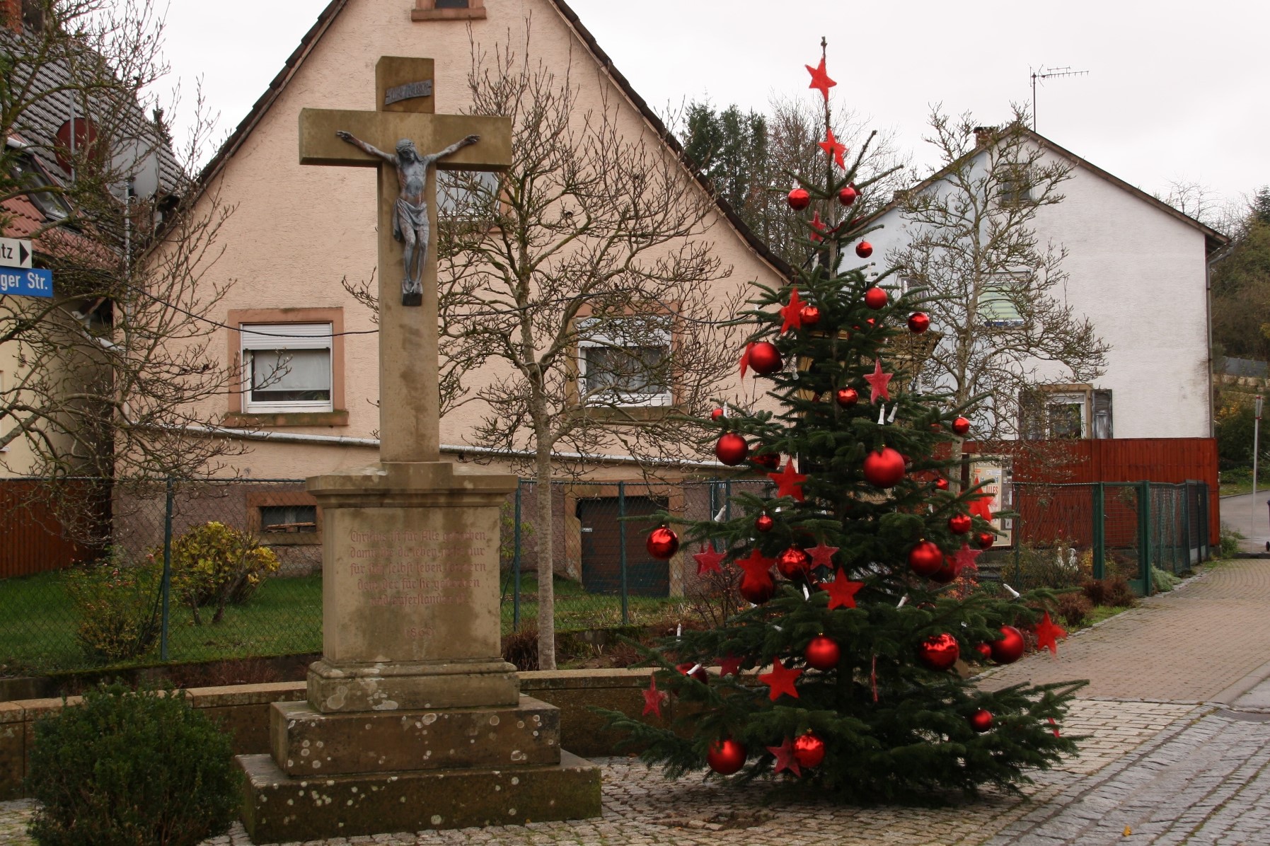 Weihnachtsbaum beim Kreuz